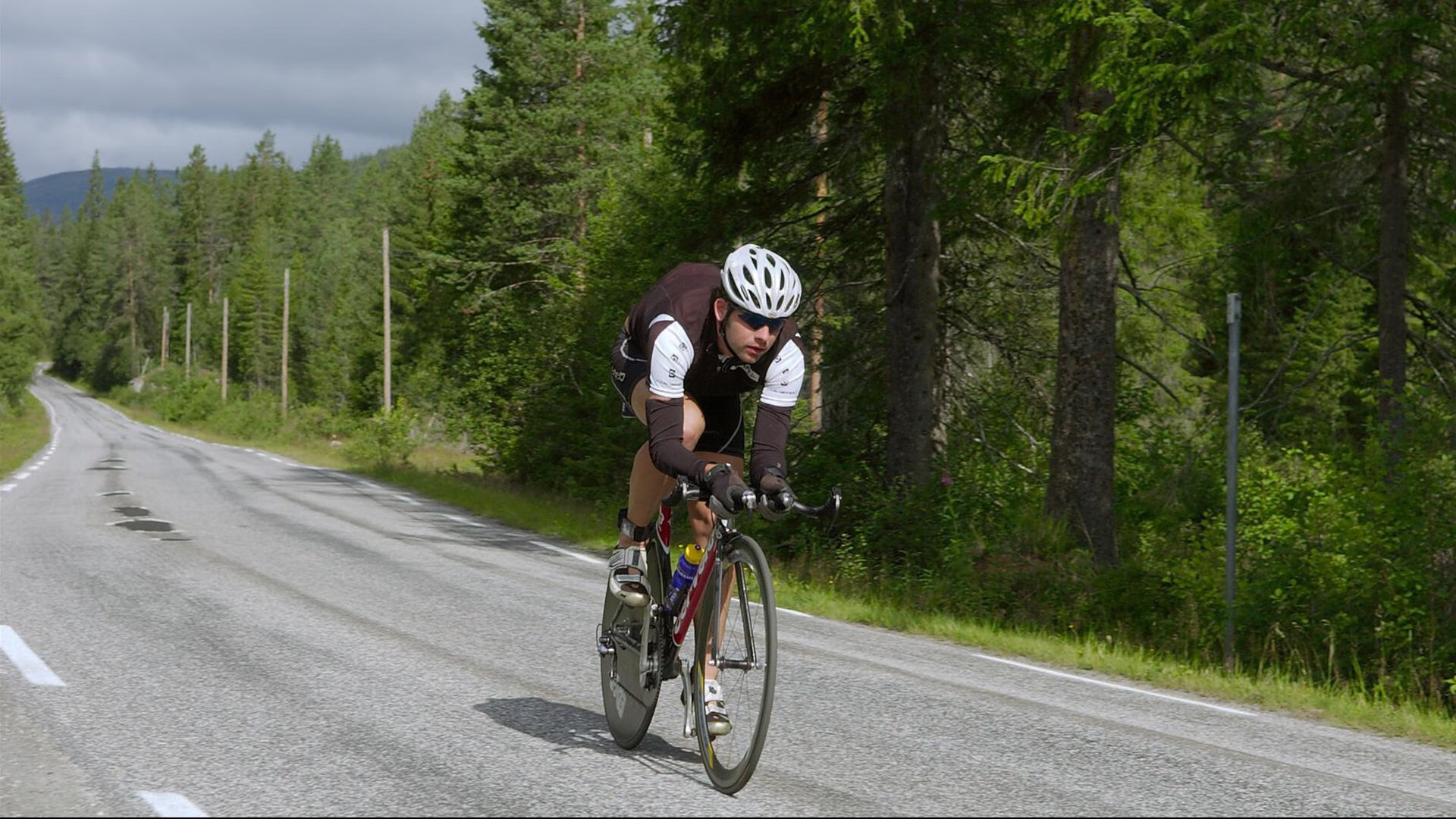 开云平台-北非雄狮撼动童话王国，莱奥关键回合不手软，阿尔及利亚力克丹麦