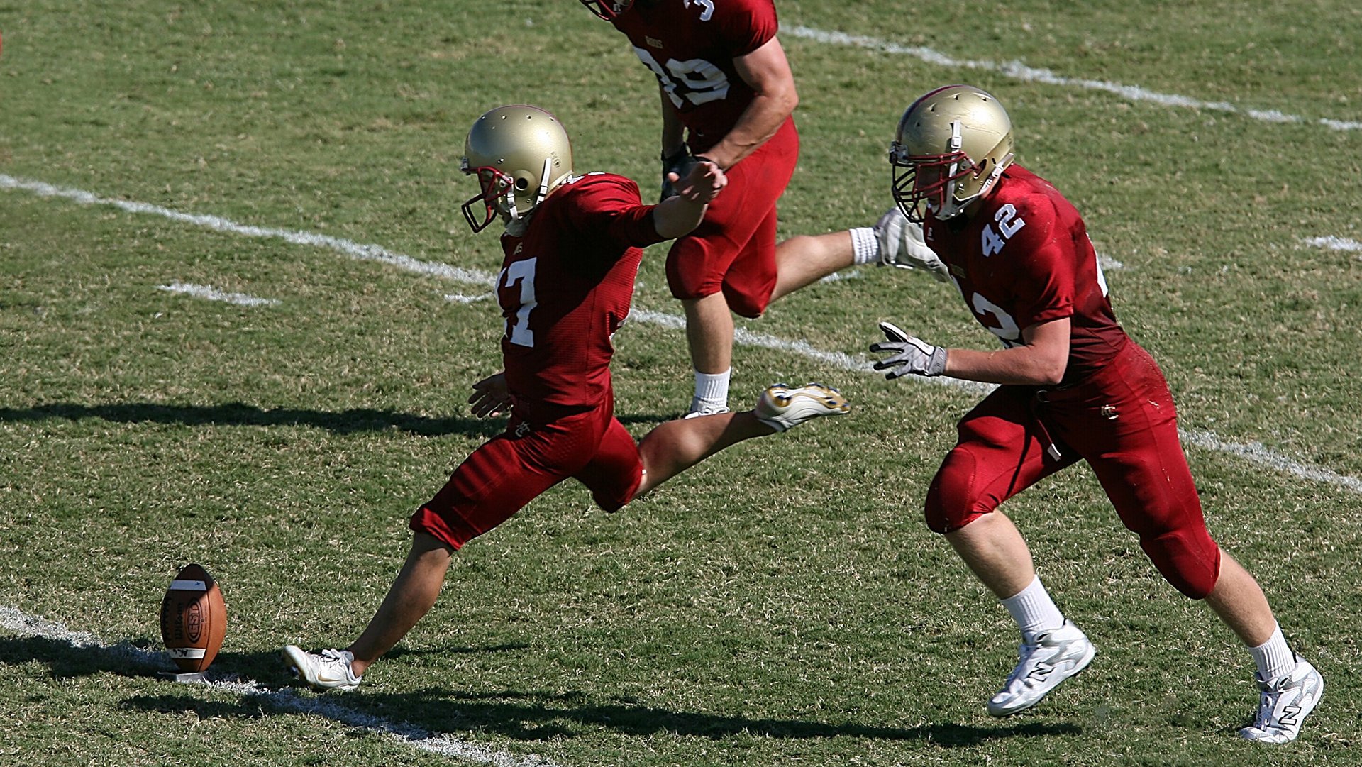 开云下载-赛道与绿茵场，速度与耐力的双重交响